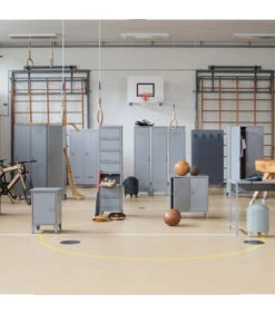 WOOOD Cas Lockerkast 3-Deurs - Metaal - Zwart - 180x38x45,5 8 WOOOD Cas Lockerkast 3-Deurs - Metaal - Zwart - 180x38x45,5 -Meubels Voor Thuis 87515dc8dab44f23a0cf4e4933ae68c0